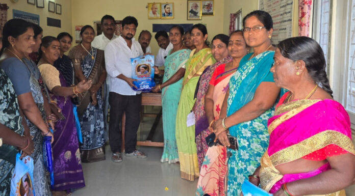 జిల్లా యూత్ కాంగ్రెస్ ఆధ్వర్యంలో ఇందిరమ్మ చీరల పంపిణీ