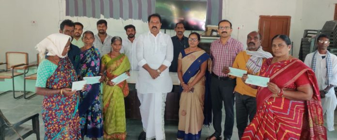 కళ్యాణ లక్ష్మి చెక్కుల పంపిణీ