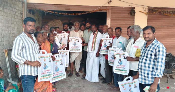 Distribution of bags of ration rice to ration consumers