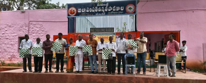 విద్యార్థులకు చెస్ బోర్డుల పంపిణీ