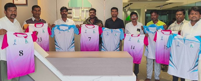 క్రీడాకారులకు దుస్తుల పంపిణీ