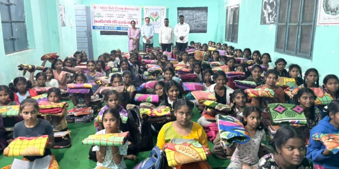 వసతి గృహ విద్యార్థినిలకు రగ్గులు పంపిణీ..