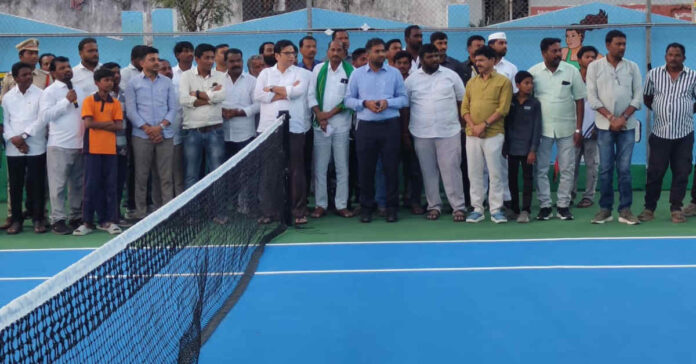 టెన్నిస్ కోర్ట్ ను ప్రారంభించిన మంత్రి దుద్దిళ్ళ శ్రీధర్ బాబు