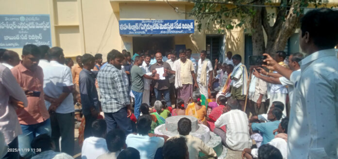 రిజర్వాయర్ నిర్మాణాన్ని నిరసిస్తూ తహశీల్దార్ కార్యాలయం ముందు రైతుల ఆందోళన