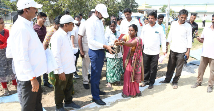 రైతుకు సకాలంలో డబ్బులు అందించాలి