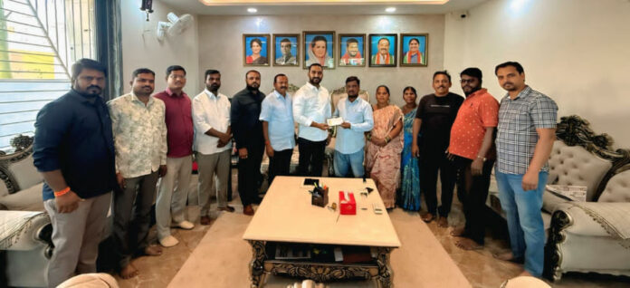 మున్సిపల్ పారిశుద్ధ కార్మికుని కూతురు పెళ్లికి ఆర్థిక సాయం అందజేత