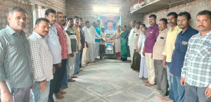 చలమల్ల శ్రీనివాస్ కుటుంబానికి ఆర్థిక సహాయం..