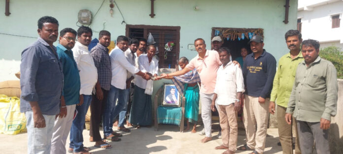 నిరుపేద కళకారుని కుటుంబానికి ఆర్థిక సహాయం