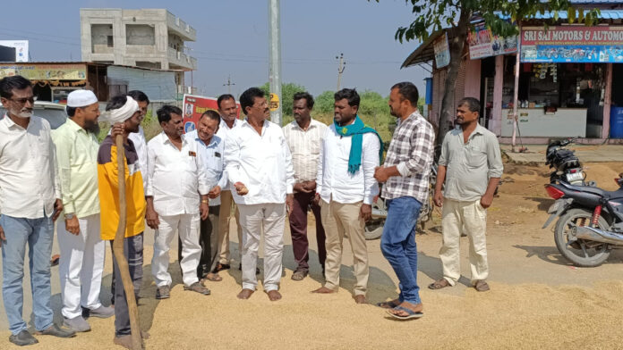 రైతుల సమస్యలను అడిగి తెలుసుకున్న మాజీ ఎమ్మెల్యే హన్మంత్ షిండే