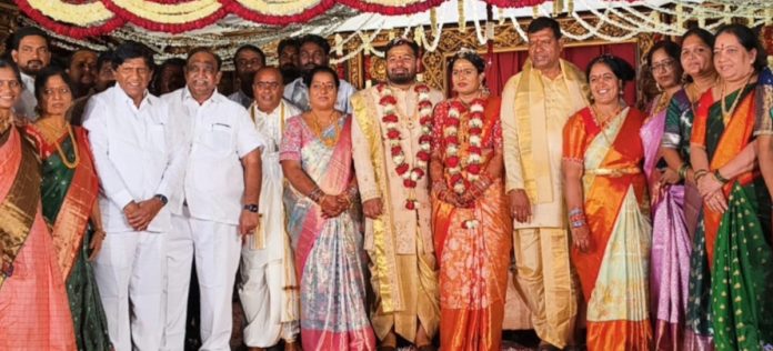 వధూవరులను ఆశీర్వదించిన మాజీ ఎమ్మెల్యే, మాజీ ఎంపీ