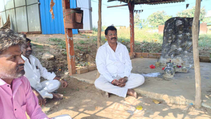 ఆంజనేయుడి ఆశీస్సులు తీసుకున్న మాజీ ఎమ్మెల్యే