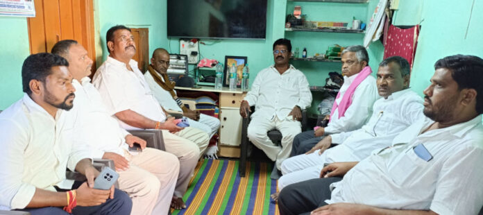 పుష్కళ్వార్ సురేష్ కుటుంబాన్ని పరామర్శించిన మాజీ ఎమ్మెల్యే