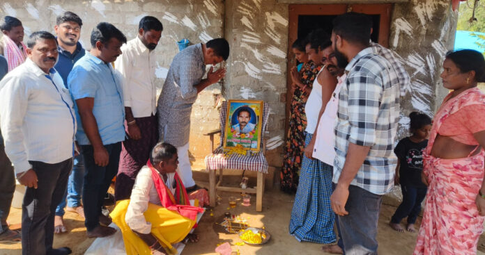 మృతుడి కుటుంబాన్ని పరామర్శించిన మంథని మాజీ ఎమ్మెల్యే పుట్ట