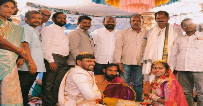 నూతన దంపతులను ఆశీర్వదించిన మాజీ జెడ్పీటీసీ, ఎంపీపీ