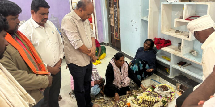 కార్యకర్త కుటుంబాన్ని పరామర్శించిన మాజీ జెడ్పీటీసీ