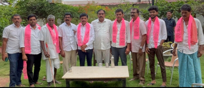 బీఆర్ఎస్ లో చేరిన మాజీ జెడ్పీటీసీ