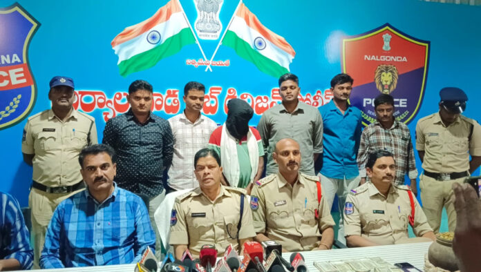 తక్కువ ధరకే బంగారం.. అమాయక ప్రజలే టార్గెట్