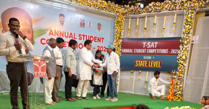 రాష్ర్టస్థాయి వ్యాసరచన పోటీలో హర్షితకు ప్రథమ బహుమతి