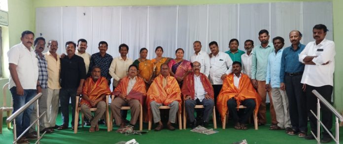 పదోన్నతులు పొందిన క్లాస్మేట్స్ కు సన్మానం..