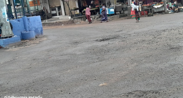 రోడ్డు ఇలా.. ప్రయాణించేది ఎలా..?