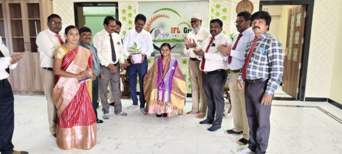 చదరంగం క్రీడాకారిణి భవ్యశ్రీని సన్మానించిన ఐఎఫ్ఎల్ సంస్థ