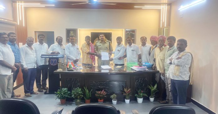 గొర్రెల దొంగల వెంటనే పట్టుకోవాలని డీసీపీకి వినతి….