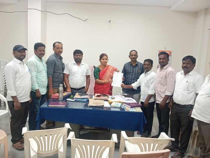 మండల విద్యాధికారిపై చర్యలు తీసుకోవాలి : యుటిఎఫ్