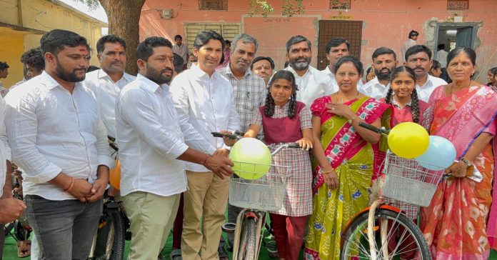 6 చందుర్తి ఫోటో 01 సైకిలు పంపిణీ చేస్తున్న వికాస రావు