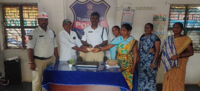 దొరికిన డబ్బును పోగొట్టుకున్న వ్యక్తికి అందజేసిన ట్రాఫిక్ ఎస్సై