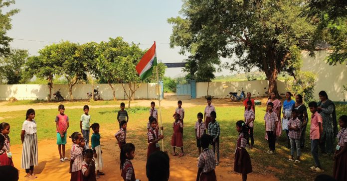 పాఠశాలలో వందేమాతరం గీతం ఆలపించిన గ్రాస్తులు-విద్యార్థులు