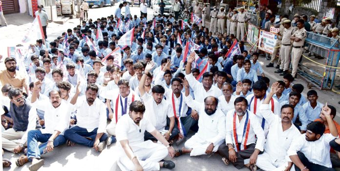 కాలేజీలు మూసేసినా ప్రభుత్వానికి చలనంలేదు