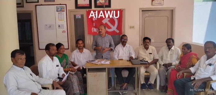 పాల రైతుల పెండింగ్ బిల్లులు వెంటనే చెల్లించాలి