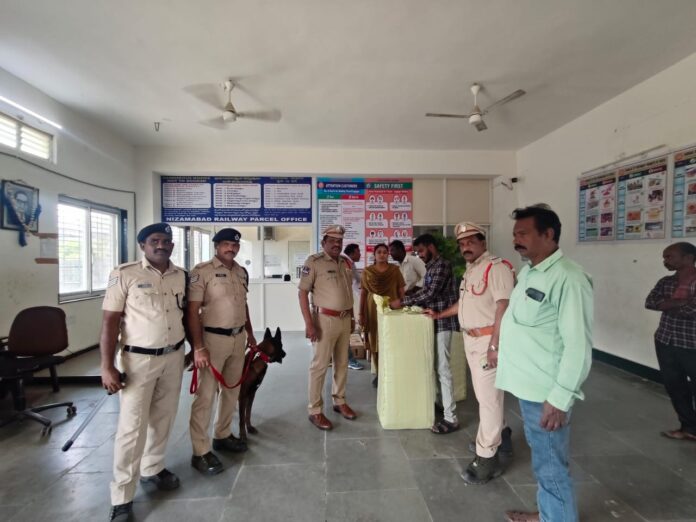 రైల్వే స్టేషన్లో తనిఖీలు