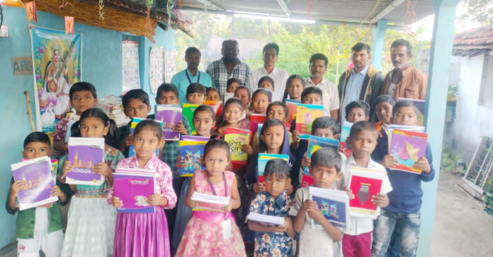 విద్యార్థులకు పుస్తకాలు పంపిణీ..