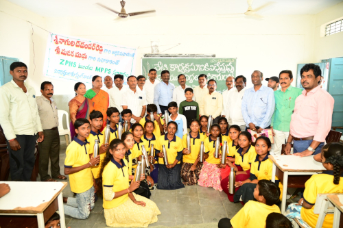 విద్యార్థులకు స్టీల్ వాటర్ బాటిల్స్ పంపిణీ..