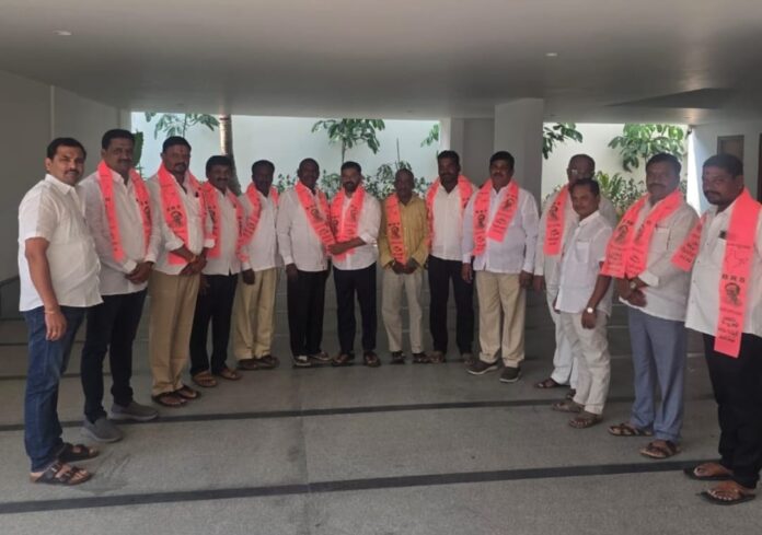 బిఆర్ఎస్ పార్టీలో చేరిన కాంగ్రెస్ పార్టీ నాయకులు..