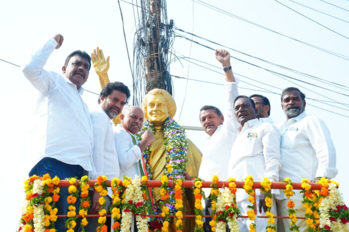 ఇందిరాగాంధీ జీవితం ఆదర్శనీయం