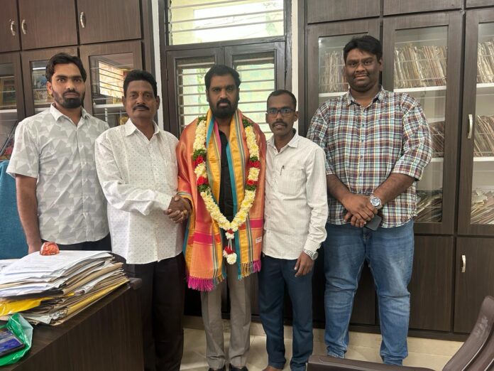 ఈ ఆర్ ఫౌండేషన్ చైర్మన్ కు సన్మానం