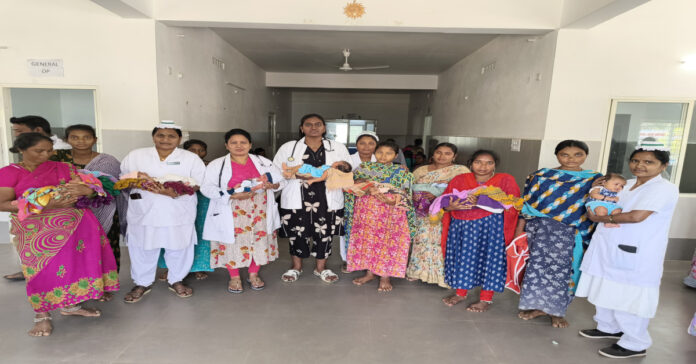 పురిటి బిడ్డలు తో వైద్యబృందం