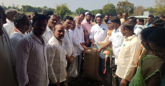 రైతుల కోసం ధాన్యం కొనుగోలు కేంద్రాలు…