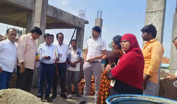 ఇందిరమ్మ ఇండ్ల నిర్మాణం చేపట్టని వారికి వారం రోజులు గడువు..