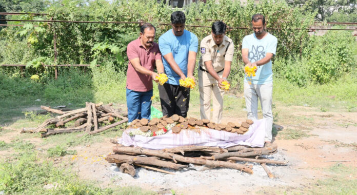 Indore Youth Volunteer Organization performs last rites of orphan