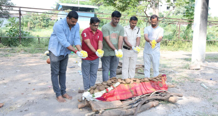 అనాధ శవానికి ఇందూరు యువత స్వచ్చంద సేవా సంస్థ అంత్యక్రియలు