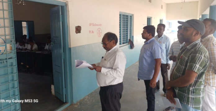 ఎన్నికలకు ఏర్పాట్లు చేసిన పోలింగ్ కేంద్రాల పరిశీలన
