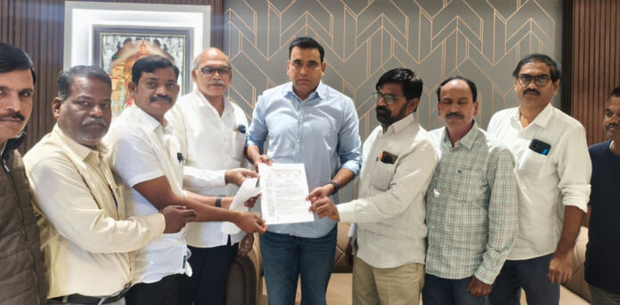 Jobs of senior teachers should be protected