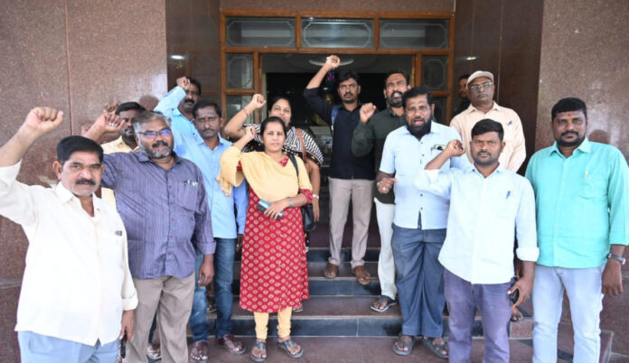 జర్నలిస్టుల సమస్యలను పరిష్కరించాలి