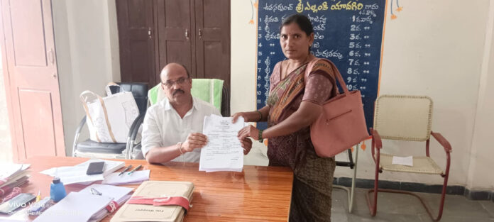 కల్వలపల్లి సర్పంచ్ అభ్యర్థి నామినేషన్ దాఖలు