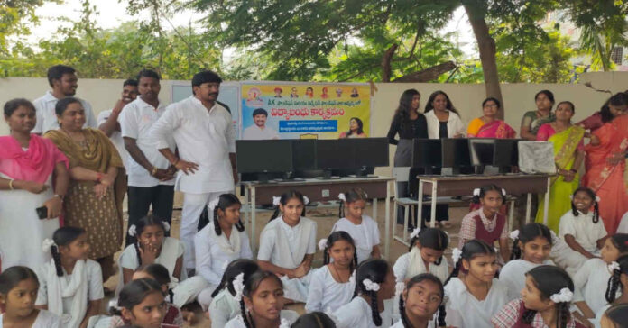 కస్తూర్భా గాంధీ పాఠశాలలో కంప్యూటర్ మానిటర్స్ బహుకరణ