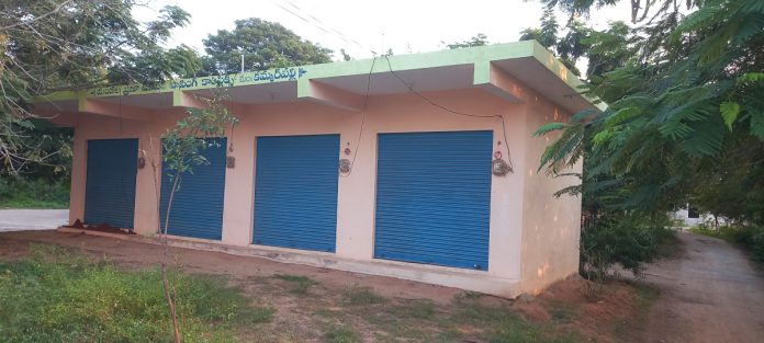 లక్షలు పోశారు.. లక్షణంగా వదిలేశారు