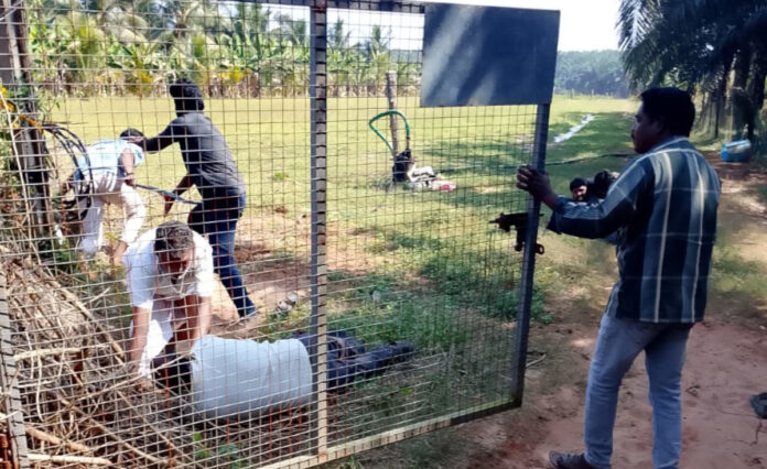 భూ వివాదం.. కత్తులు, కర్రలతో ఇరువర్గాల దాడులు